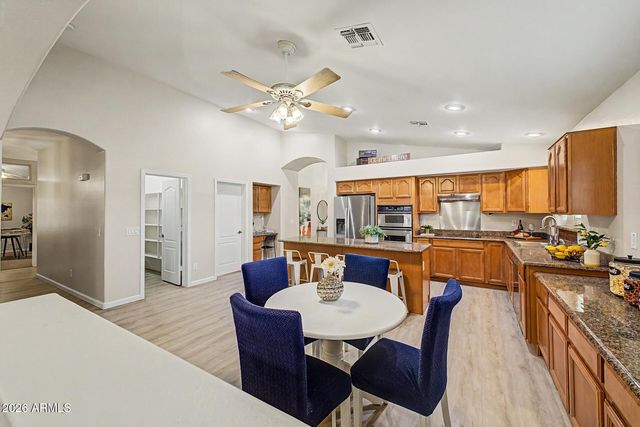 3903 W GRANDVIEW Road, Phoenix, AZ 85053