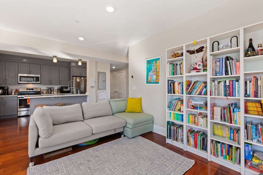 32 Gilson Rd 16, Quincy, MA 02169