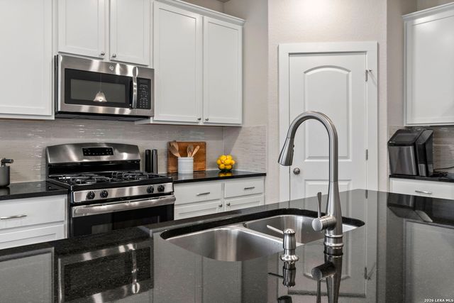 6211 Fox Peak Dr, San Antonio, TX 78247