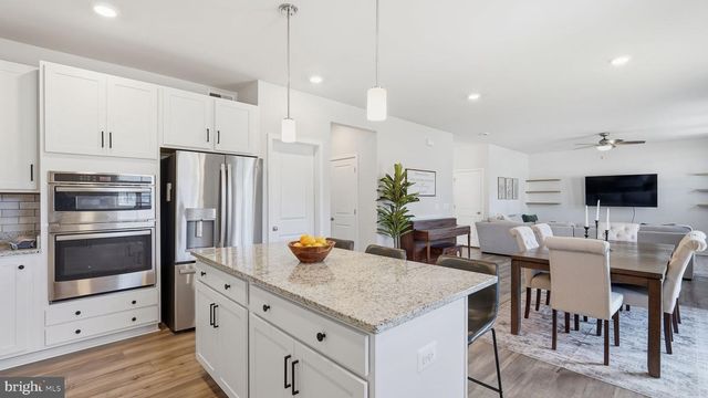 2124 BERWICK DR, Jeffersonton, VA 22724