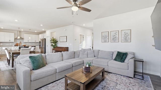 2124 BERWICK DR, Jeffersonton, VA 22724