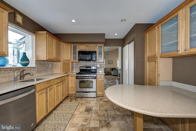 48 LONGHURST RD, Marlton, NJ 08053