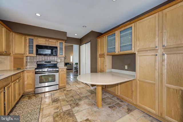 48 LONGHURST RD, Marlton, NJ 08053