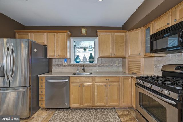 48 LONGHURST RD, Marlton, NJ 08053