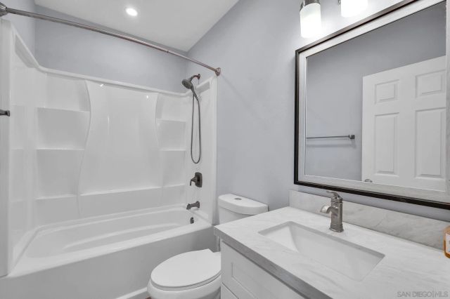 1235 River Glen Row 83, San Diego, CA 92111