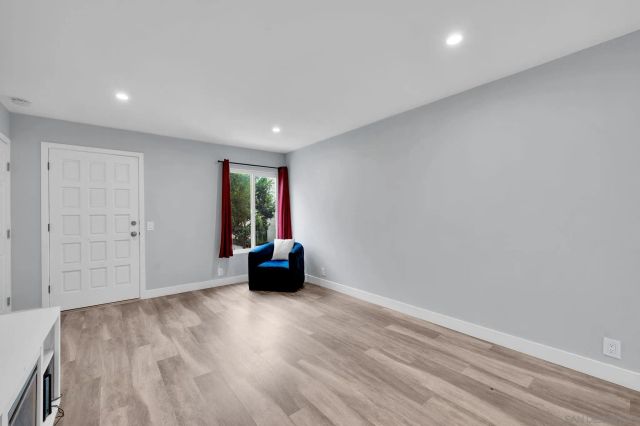 1235 River Glen Row 83, San Diego, CA 92111