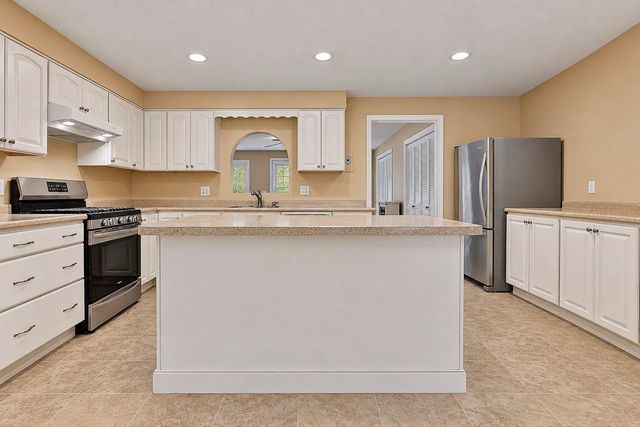 32 Greeley Street, Hudson, NH 03051