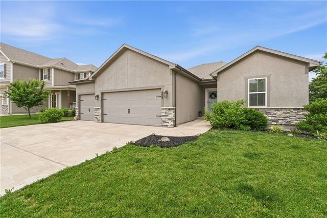 605 SE Colonial Drive, Blue Springs, MO 64014