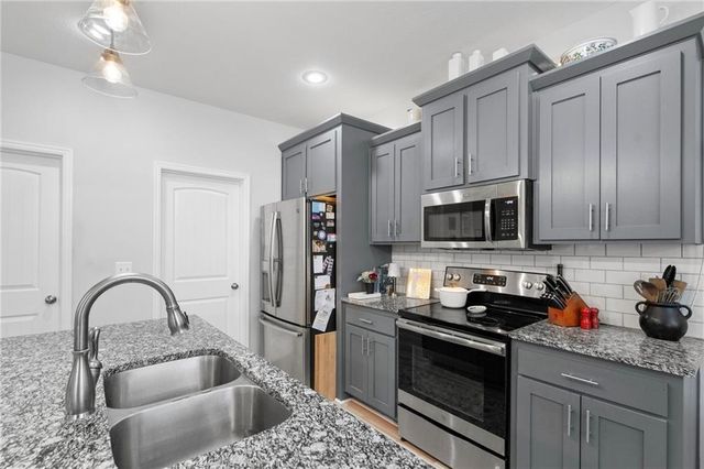605 SE Colonial Drive, Blue Springs, MO 64014