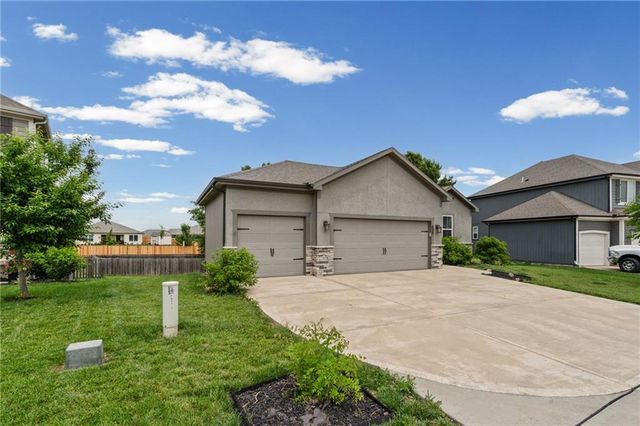 605 SE Colonial Drive, Blue Springs, MO 64014