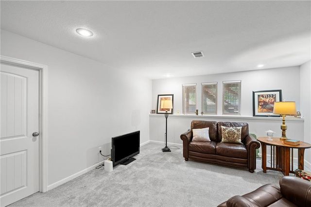 605 SE Colonial Drive, Blue Springs, MO 64014
