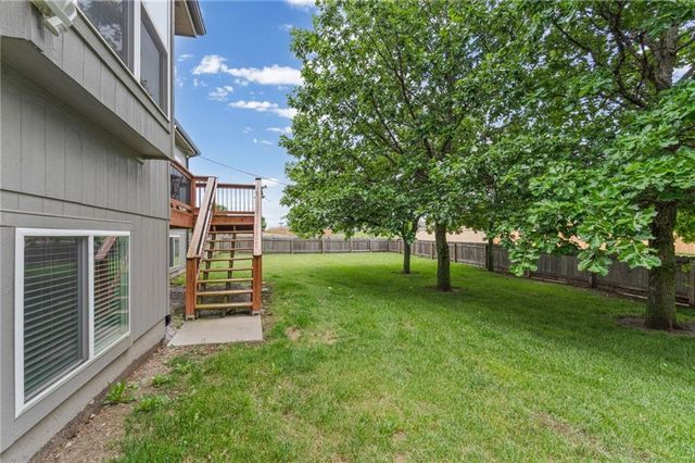 605 SE Colonial Drive, Blue Springs, MO 64014