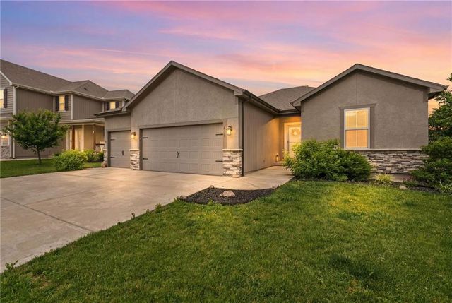605 SE Colonial Drive, Blue Springs, MO 64014