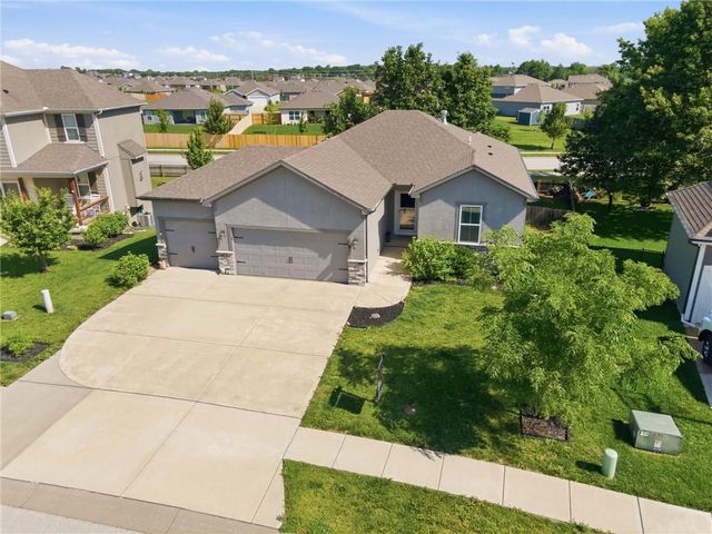 605 SE Colonial Drive, Blue Springs, MO 64014