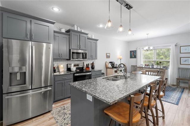 605 SE Colonial Drive, Blue Springs, MO 64014