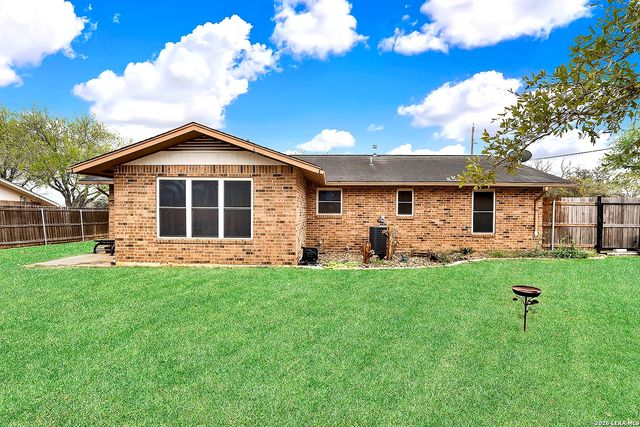 1501 Longhorn, Floresville, TX 78114