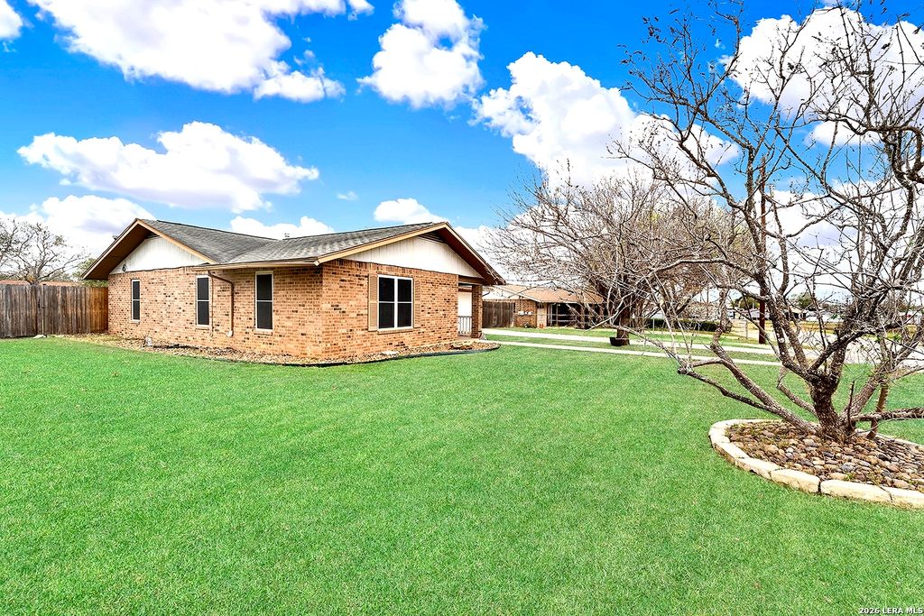 1501 Longhorn, Floresville, TX 78114
