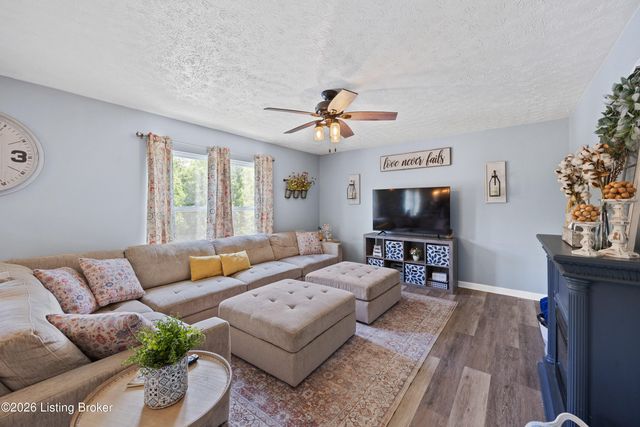 350 Pin Oak Dr, Taylorsville, KY 40071