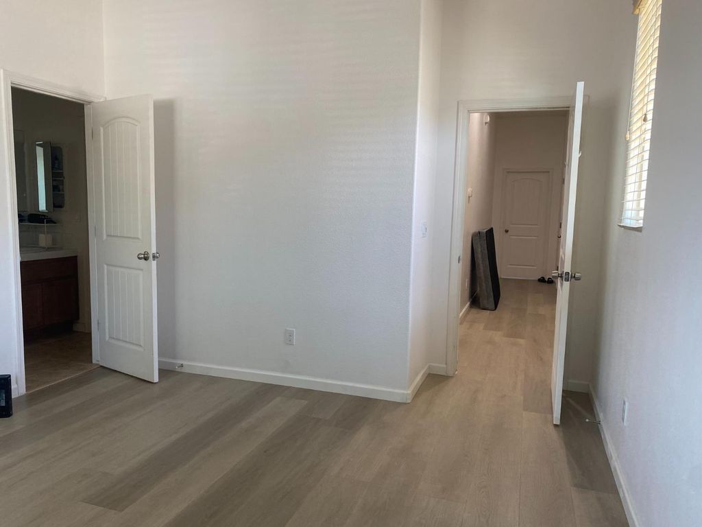 Image 5 of property listing at 3765 N Pearwood Avenue, Fresno, CA 93727