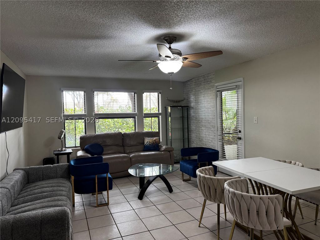 15661 SW 104th Ter 318, Miami, FL 33196