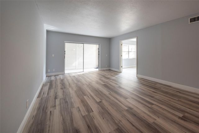 6061 N Falls Circle Dr 102, Lauderhill, FL 33319