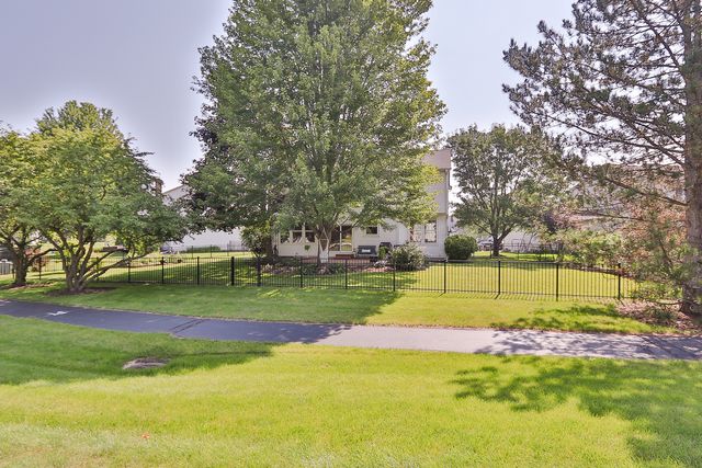 8 Hithergreen Court, Algonquin, IL 60102