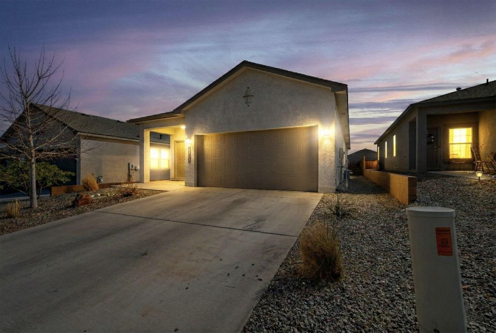 Image 10 of property listing at 10748 Caresso Loop SW, Albuquerque, NM 87121