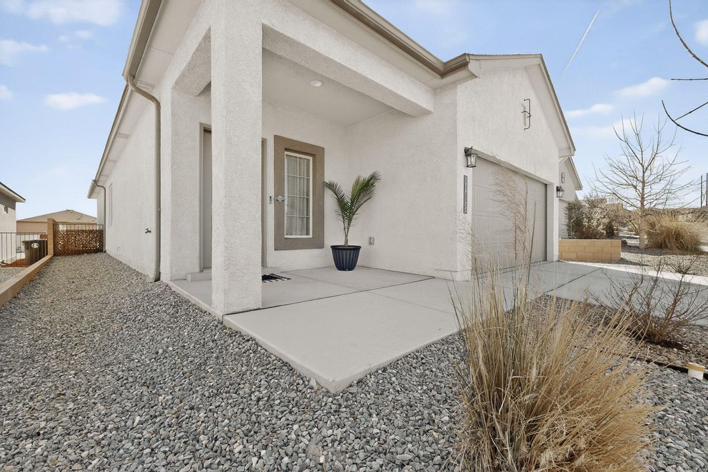 Image 15 of property listing at 10748 Caresso Loop SW, Albuquerque, NM 87121