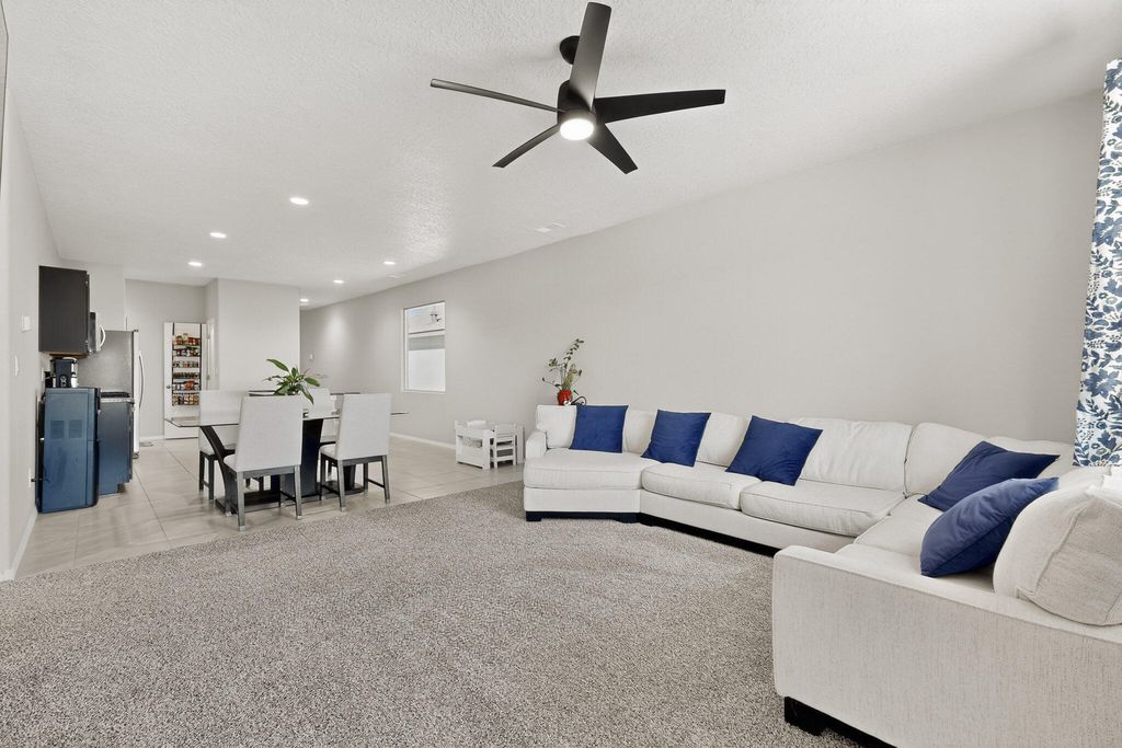 Image 19 of property listing at 10748 Caresso Loop SW, Albuquerque, NM 87121