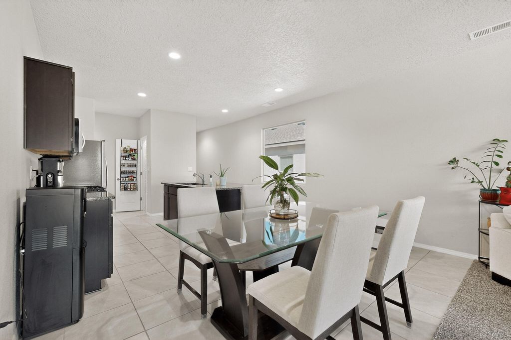 Image 24 of property listing at 10748 Caresso Loop SW, Albuquerque, NM 87121