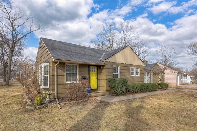 8734 Maiden Lane, Kansas City, MO 64114