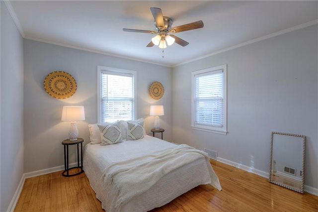 8734 Maiden Lane, Kansas City, MO 64114