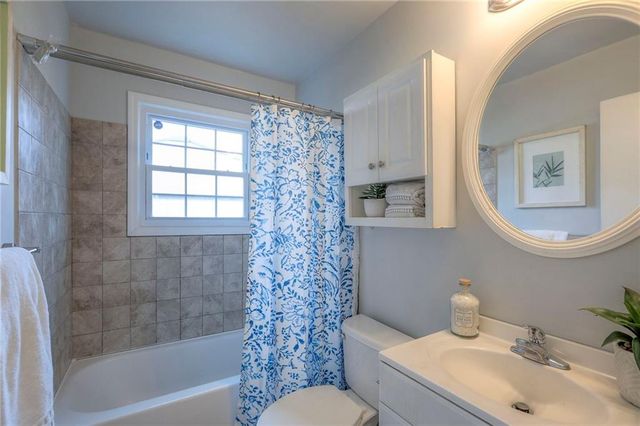 8734 Maiden Lane, Kansas City, MO 64114