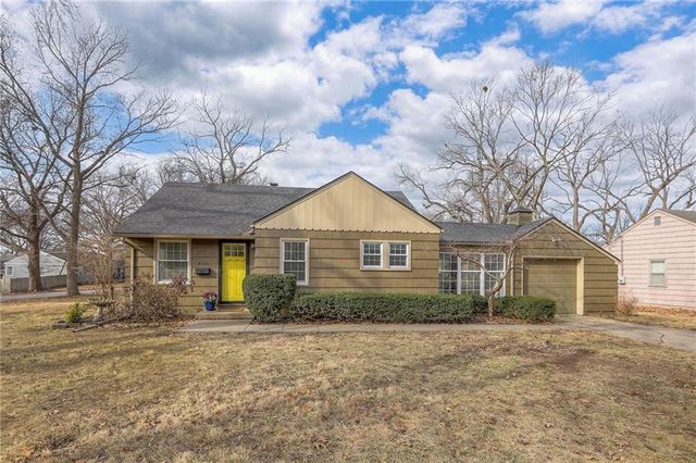 8734 Maiden Lane, Kansas City, MO 64114