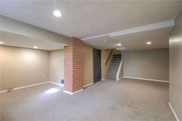 8734 Maiden Lane, Kansas City, MO 64114