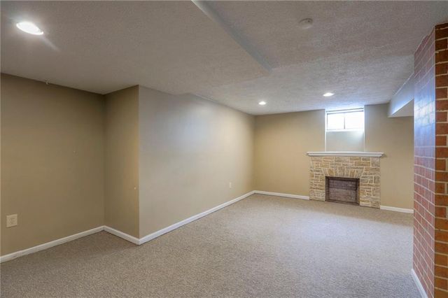 8734 Maiden Lane, Kansas City, MO 64114