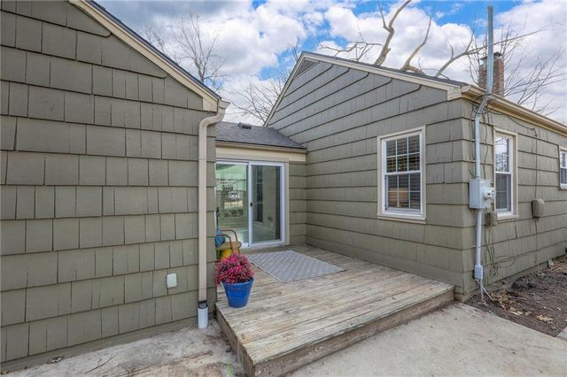 8734 Maiden Lane, Kansas City, MO 64114