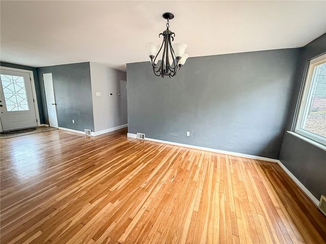 104 Lakewood Dr, Center Twp, PA 16001