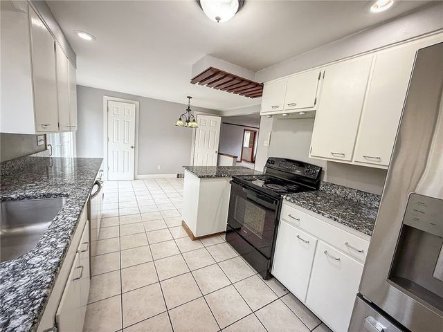 104 Lakewood Dr, Center Twp, PA 16001