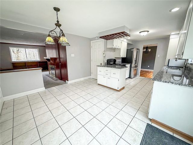 104 Lakewood Dr, Center Twp, PA 16001