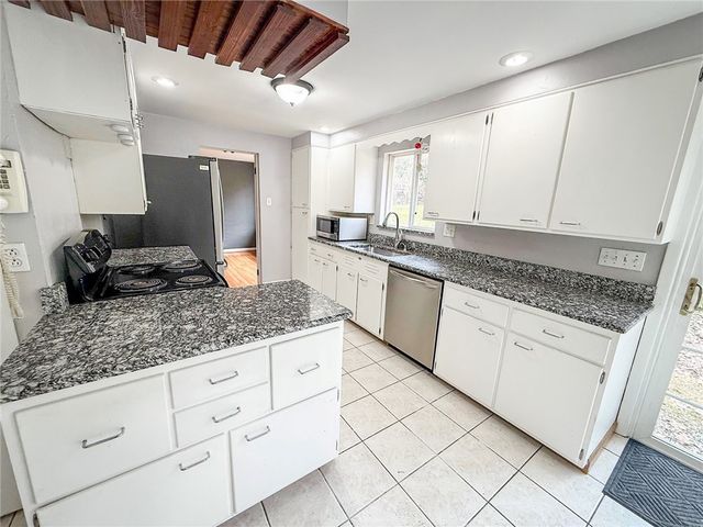 104 Lakewood Dr, Center Twp, PA 16001