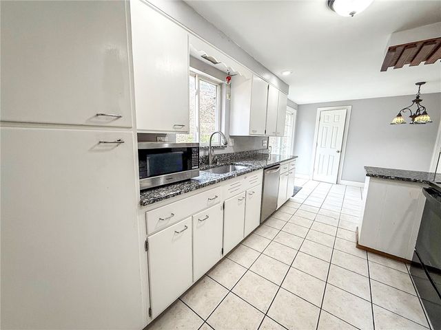 104 Lakewood Dr, Center Twp, PA 16001