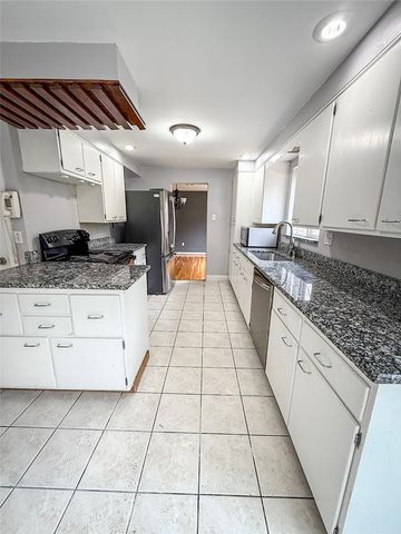 104 Lakewood Dr, Center Twp, PA 16001