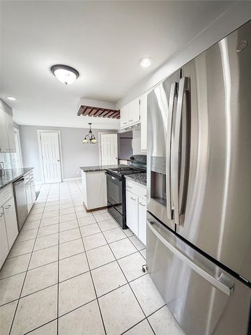 104 Lakewood Dr, Center Twp, PA 16001