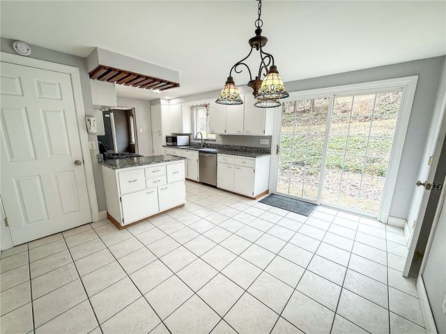 104 Lakewood Dr, Center Twp, PA 16001