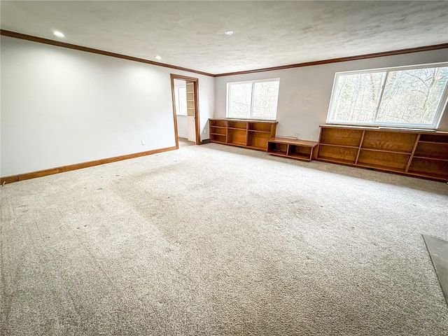 104 Lakewood Dr, Center Twp, PA 16001