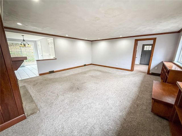 104 Lakewood Dr, Center Twp, PA 16001