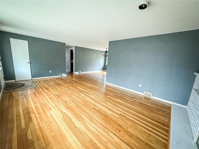 104 Lakewood Dr, Center Twp, PA 16001