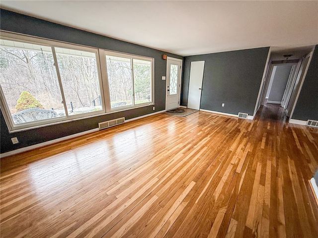 104 Lakewood Dr, Center Twp, PA 16001