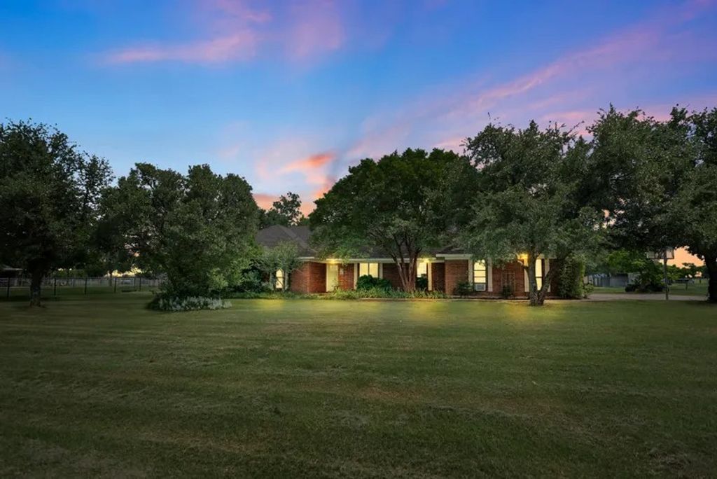 8085 Jackson Road, Krum, TX 76249